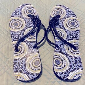 Vera Bradley starry night flip flop sandals